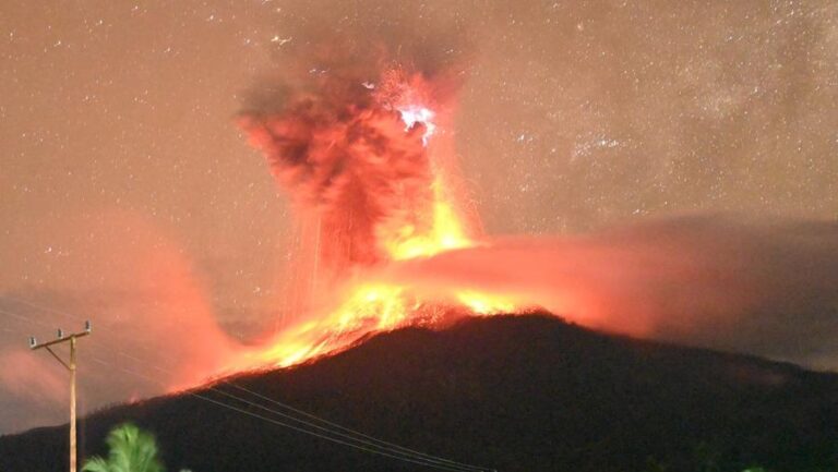 Gunung Lewotobi Laki-Laki di Flores Meletus, Warga Diminta Waspada